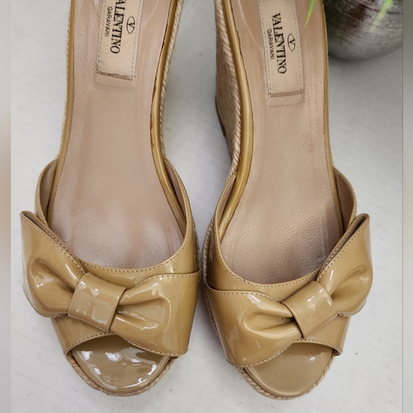 Valentino Mena Bow Patent Leather Wedge Espadrille Size 38 US 8 Tan Sandals